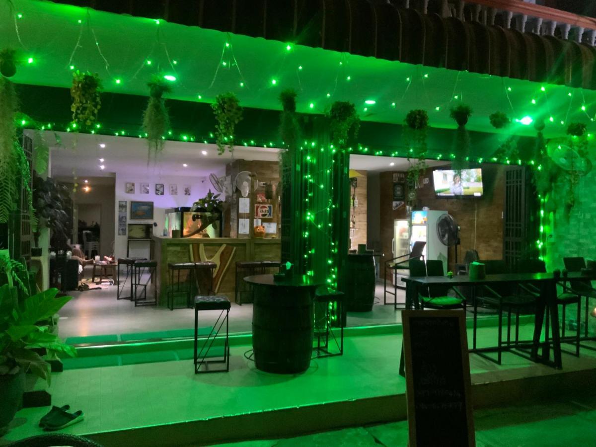 Hotel Ban Por Fai Petchaburi Esterno foto